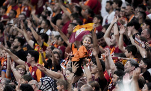 galatasaray-yonetimine-tepkiler-cig-gibi-buyuyor-taraftarlar-mac-sonu-tribunu-terk-etmedi-4b1c7fec